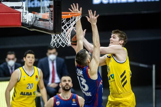 Basketball Berlin 08.04.2021 Euroleague Saison 2020 2021 Alba Berlin - Roter Stern Belgrad Ben Lammers (Alba Berlin, No.50) Ognjen Dobric (Belgrad, No.13)
