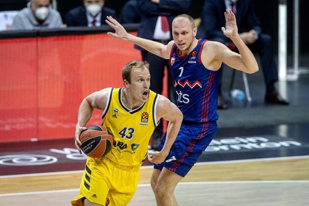 Basketball Berlin 08.04.2021 Euroleague Saison 2020 2021 Alba Berlin - Roter Stern Belgrad Luke Sikma (Alba Berlin, No.43) Dejan Davidovac (Belgrad, No.07)