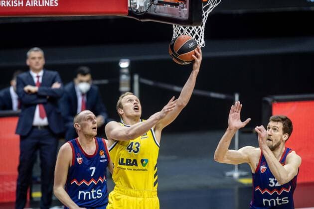 Basketball Berlin 08.04.2021 Euroleague Saison 2020 2021 Alba Berlin - Roter Stern Belgrad Luke Sikma (Alba Berlin, No.43) Dejan Davidovac (Belgrad, No.07) Ognjen Kuzmic (Belgrad, No.32)