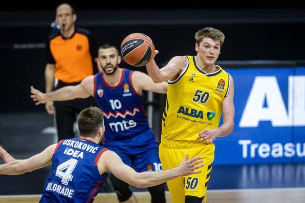 Basketball Berlin 08.04.2021 Euroleague Saison 2020 2021 Alba Berlin - Roter Stern Belgrad Ben Lammers (Alba Berlin, No.50) Aleksa Uskokovic (Belgrad, No.04)