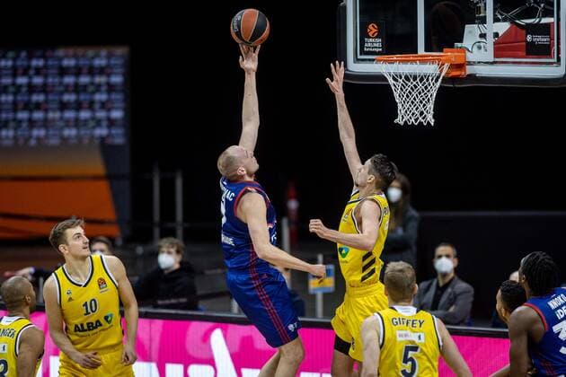 Basketball Berlin 08.04.2021 Euroleague Saison 2020 2021 Alba Berlin - Roter Stern Belgrad Dejan Davidovac (Belgrad, No.07) Marcus Eriksson (Alba Berlin, No.08)