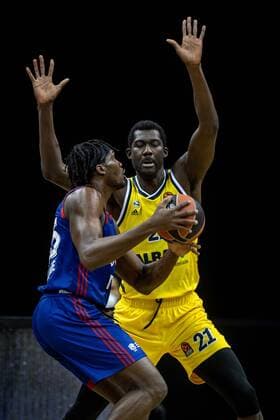 Basketball Berlin 08.04.2021 Euroleague Saison 2020 2021 Alba Berlin - Roter Stern Belgrad Landry Nnoko (Belgrad, No.35) Christ Koumadje (Alba Berlin, No.21)