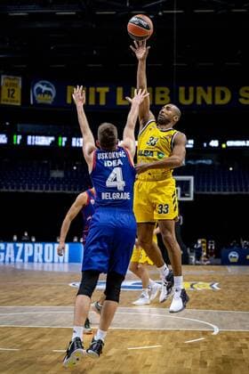 Basketball Berlin 08.04.2021 Euroleague Saison 2020 2021 Alba Berlin - Roter Stern Belgrad Jayson Granger (Alba Berlin, No.33) Aleksa Uskokovic (Belgrad, No.04)