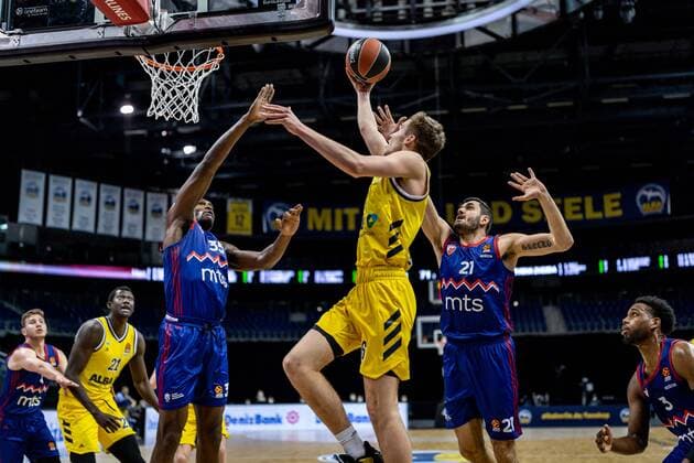 Basketball Berlin 08.04.2021 Euroleague Saison 2020 2021 Alba Berlin - Roter Stern Belgrad Malte Delow (Alba Berlin, No.06) Landry Nnoko (Belgrad, No.35) Marko Jagodic-Kuridza (Belgrad, No.21)