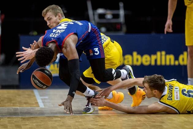 Basketball Berlin 08.04.2021 Euroleague Saison 2020 2021 Alba Berlin - Roter Stern Belgrad Jordan Loyd (Belgrad, No.03) Niels Giffey (Alba Berlin, No.05) Malte Delow (Alba Berlin, No.06)