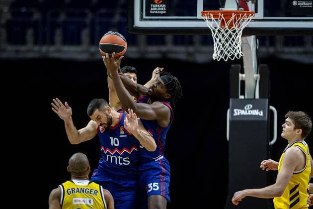 Basketball Berlin 08.04.2021 Euroleague Saison 2020 2021 Alba Berlin - Roter Stern Belgrad Landry Nnoko (Belgrad, No.35) Simone Fontecchio (Alba Berlin, No.20) hi. Branko Lazic (Belgrad, No.10)