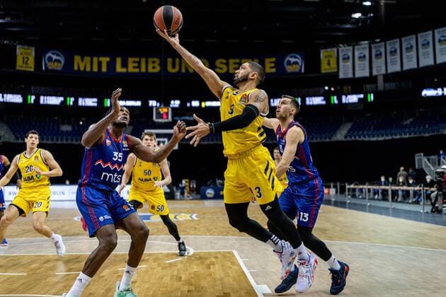 Basketball Berlin 08.04.2021 Euroleague Saison 2020 2021 Alba Berlin - Roter Stern Belgrad Peyton Siva (Alba Berlin, No.03) Ognjen Dobric (Belgrad, No.13) Landry Nnoko (Belgrad, No.35)