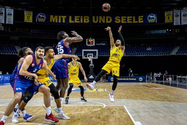 Basketball Berlin 08.04.2021 Euroleague Saison 2020 2021 Alba Berlin - Roter Stern Belgrad Peyton Siva (Alba Berlin, No.03) Landry Nnoko (Belgrad, No.35)