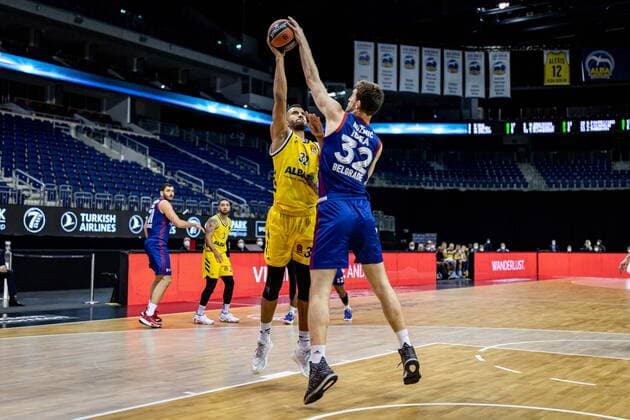 Basketball Berlin 08.04.2021 Euroleague Saison 2020 2021 Alba Berlin - Roter Stern Belgrad Johannes Thiemann (Alba Berlin, No.32) Ognjen Kuzmic (Belgrad, No.32)