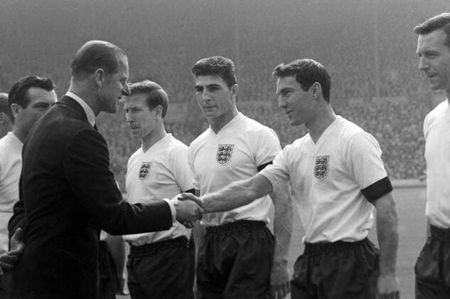 Archivbilder der Woche SPORT KW15 Football - 1961 Home Championship - England 9 Scotland 3 (15 4 1961) England s Jimmy Greaves is introduced to Prince Philip, with Michael Mick McNeil (centre) and Bobby Charlton (left) at Wembley. 