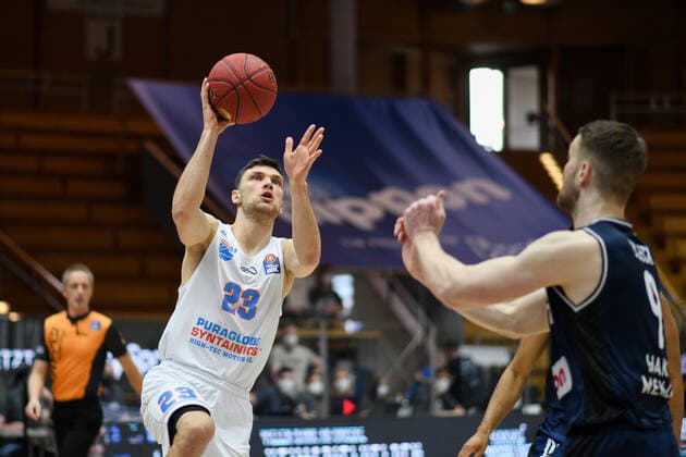 Michal Michalak (Syntainics MBC) im Zweikampf mit Fabian Bleck (HAKRO Merlins Crailsheim), GER, HAKRO Merlins Crailsheim vs. Syntainics MBC, 09.04.2021, 27. Spieltag easycredit Basketball Bundesliga, Spielzeit 2020 2021. GER, HAKRO Merlins Crailsheim vs. Syntainics MBC, 09.04.2021, 27. Spieltag easycredit Basketball Bundesliga, Spielzeit 2020 2021 Crailsheim Copyright: xEibnerxPressefoto MichaelxMemmlerx EP_MMR