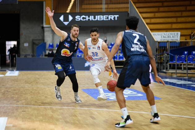 Roko Rogic (Syntainics MBC) im Zweikampf mit Fabian Bleck (HAKRO Merlins Crailsheim) und Trae Bell-Haynes (HAKRO Merlins Crailsheim), GER, HAKRO Merlins Crailsheim vs. Syntainics MBC, 09.04.2021, 27. Spieltag easycredit Basketball Bundesliga, Spielzeit 2020 2021. GER, HAKRO Merlins Crailsheim vs. Syntainics MBC, 09.04.2021, 27. Spieltag easycredit Basketball Bundesliga, Spielzeit 2020 2021 Crailsheim Copyright: xEibnerxPressefoto MichaelxMemmlerx EP_MMR