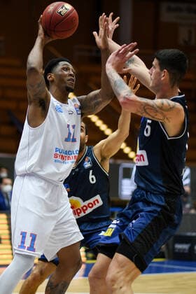 Kyndahl Hill (Syntainics MBC) im Zweikampf mit Bogdan Radosavljevic (HAKRO Merlins Crailsheim), GER, HAKRO Merlins Crailsheim vs. Syntainics MBC, 09.04.2021, 27. Spieltag easycredit Basketball Bundesliga, Spielzeit 2020 2021. GER, HAKRO Merlins Crailsheim vs. Syntainics MBC, 09.04.2021, 27. Spieltag easycredit Basketball Bundesliga, Spielzeit 2020 2021 Crailsheim Copyright: xEibnerxPressefoto MichaelxMemmlerx EP_MMR