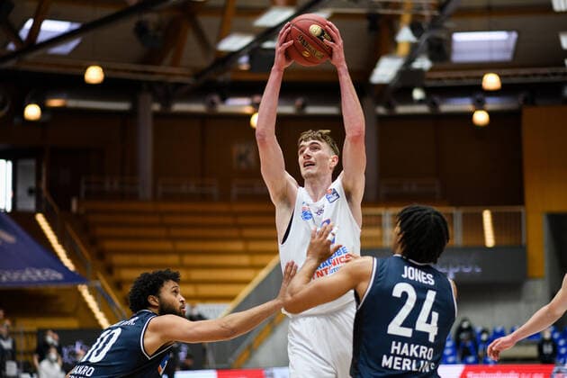 Philipp Hartwich (Syntainics MBC) im Zweikampf mit Jermaine Haley Jr. (HAKRO Merlins Crailsheim) und Jeremy Jones (HAKRO Merlins Crailsheim), GER, HAKRO Merlins Crailsheim vs. Syntainics MBC, 09.04.2021, 27. Spieltag easycredit Basketball Bundesliga, Spielzeit 2020 2021. GER, HAKRO Merlins Crailsheim vs. Syntainics MBC, 09.04.2021, 27. Spieltag easycredit Basketball Bundesliga, Spielzeit 2020 2021 Crailsheim Copyright: xEibnerxPressefoto MichaelxMemmlerx EP_MMR