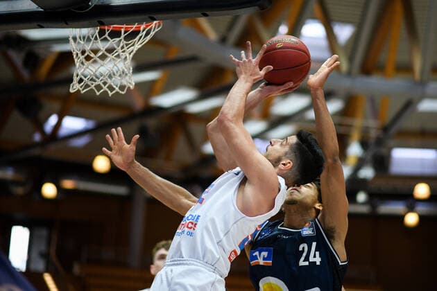 Roko Rogic (Syntainics MBC) im Zweikampf mit Jeremy Jones (HAKRO Merlins Crailsheim), GER, HAKRO Merlins Crailsheim vs. Syntainics MBC, 09.04.2021, 27. Spieltag easycredit Basketball Bundesliga, Spielzeit 2020 2021. GER, HAKRO Merlins Crailsheim vs. Syntainics MBC, 09.04.2021, 27. Spieltag easycredit Basketball Bundesliga, Spielzeit 2020 2021 Crailsheim Copyright: xEibnerxPressefoto MichaelxMemmlerx EP_MMR