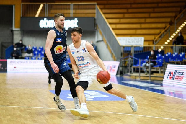Michal Michalak (Syntainics MBC) im Zweikampf mit Fabian Bleck (HAKRO Merlins Crailsheim), GER, HAKRO Merlins Crailsheim vs. Syntainics MBC, 09.04.2021, 27. Spieltag easycredit Basketball Bundesliga, Spielzeit 2020 2021. GER, HAKRO Merlins Crailsheim vs. Syntainics MBC, 09.04.2021, 27. Spieltag easycredit Basketball Bundesliga, Spielzeit 2020 2021 Crailsheim Copyright: xEibnerxPressefoto MichaelxMemmlerx EP_MMR