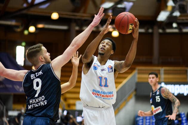 Kyndahl Hill (Syntainics MBC) am Korb gegen Fabian Bleck (HAKRO Merlins Crailsheim), GER, HAKRO Merlins Crailsheim vs. Syntainics MBC, 09.04.2021, 27. Spieltag easycredit Basketball Bundesliga, Spielzeit 2020 2021. GER, HAKRO Merlins Crailsheim vs. Syntainics MBC, 09.04.2021, 27. Spieltag easycredit Basketball Bundesliga, Spielzeit 2020 2021 Crailsheim Copyright: xEibnerxPressefoto MichaelxMemmlerx EP_MMR