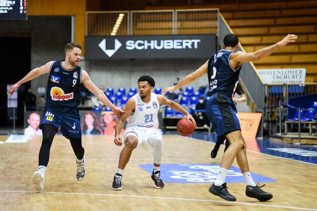 Quinton Hooker (Syntainics MBC) im Zweikampf mit Fabian Bleck (HAKRO Merlins Crailsheim) und Elias Lasisi (HAKRO Merlins Crailsheim), GER, HAKRO Merlins Crailsheim vs. Syntainics MBC, 09.04.2021, 27. Spieltag easycredit Basketball Bundesliga, Spielzeit 2020 2021. GER, HAKRO Merlins Crailsheim vs. Syntainics MBC, 09.04.2021, 27. Spieltag easycredit Basketball Bundesliga, Spielzeit 2020 2021 Crailsheim Copyright: xEibnerxPressefoto MichaelxMemmlerx EP_MMR