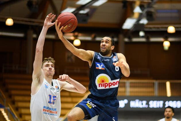 Elias Lasisi (HAKRO Merlins Crailsheim) am Korb gegen Philipp Hartwich (Syntainics MBC), GER, HAKRO Merlins Crailsheim vs. Syntainics MBC, 09.04.2021, 27. Spieltag easycredit Basketball Bundesliga, Spielzeit 2020 2021. GER, HAKRO Merlins Crailsheim vs. Syntainics MBC, 09.04.2021, 27. Spieltag easycredit Basketball Bundesliga, Spielzeit 2020 2021 Crailsheim Copyright: xEibnerxPressefoto MichaelxMemmlerx EP_MMR