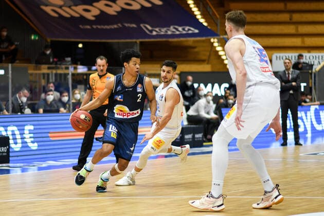 Trae Bell-Haynes (HAKRO Merlins Crailsheim) im Zweikampf mit Roko Rogic (Syntainics MBC), GER, HAKRO Merlins Crailsheim vs. Syntainics MBC, 09.04.2021, 27. Spieltag easycredit Basketball Bundesliga, Spielzeit 2020 2021. GER, HAKRO Merlins Crailsheim vs. Syntainics MBC, 09.04.2021, 27. Spieltag easycredit Basketball Bundesliga, Spielzeit 2020 2021 Crailsheim Copyright: xEibnerxPressefoto MichaelxMemmlerx EP_MMR