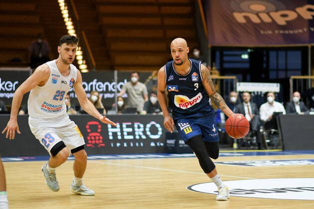Maurice Stuckey (HAKRO Merlins Crailsheim) im Zweikampf mit Michal Michalak (Syntainics MBC), GER, HAKRO Merlins Crailsheim vs. Syntainics MBC, 09.04.2021, 27. Spieltag easycredit Basketball Bundesliga, Spielzeit 2020 2021. GER, HAKRO Merlins Crailsheim vs. Syntainics MBC, 09.04.2021, 27. Spieltag easycredit Basketball Bundesliga, Spielzeit 2020 2021 Crailsheim Copyright: xEibnerxPressefoto MichaelxMemmlerx EP_MMR