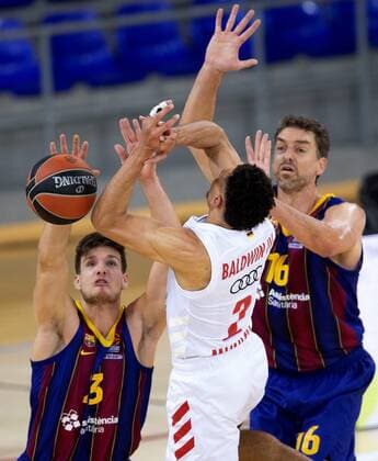 FC Barcelona, Barca s Pau Gasol (R) in action against Bayern Munich s Wade Baldwin (C) during a Euroleague basketball match between FC Barcelona and Bayern Munich at Palau Blaugrana in Barcelona, Spain, 09 April 2021. FC Barcelona vs Bayern Munich !ACHTUNG: NUR REDAKTIONELLE NUTZUNG!  Copyright: xEnricxFontcubertax GRAF1063 20210409-637536015723128812