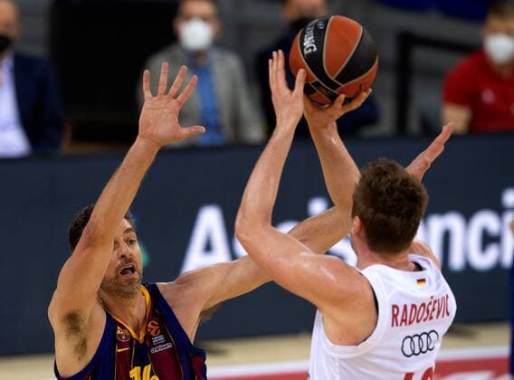 FC Barcelona, Barca s Pau Gasol (L) in action against Bayern Munich s Leon Radosevic during a Euroleague basketball match between FC Barcelona and Bayern Munich at Palau Blaugrana in Barcelona, Spain, 09 April 2021. FC Barcelona vs Bayern Munich !ACHTUNG: NUR REDAKTIONELLE NUTZUNG!  Copyright: xEnricxFontcubertax GRAF1084 20210409-637536032113970136