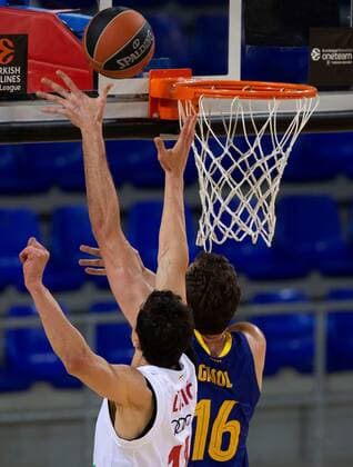 Barça s Pau Gasol (R) in action against Bayern Munich s Vladimir Lucic (L) during a EuroLeague basketball match between Barça and Bayern Munich at Palau Blaugrana in Barcelona, Spain, 09 April 2021. Barça vs Bayern Munich !ACHTUNG: NUR REDAKTIONELLE NUTZUNG!  Copyright: xEnricxFontcubertax GRAF1094 20210409-637536042009827637