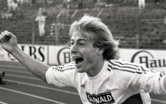 Archivbilder der Woche SPORT KW15 08.11.86 VfB Stuttgart - SV Werder Bremen Deutschland, Stuttgart, 08.11.1986, Fussball, Bundesliga, Saison 1986 1987, VfB Stuttgart - SV Werder Bremen (4:0): Jürgen Klinsmann (VfB Stuttgart). *** 08 11 86 VfB Stuttgart SV Werder Bremen Germany, Stuttgart, 08 11 1986, Football, Bundesliga, Season 1986 1987, VfB Stuttgart SV Werder Bremen 4 0 Jürgen Klinsmann VfB Stuttgart