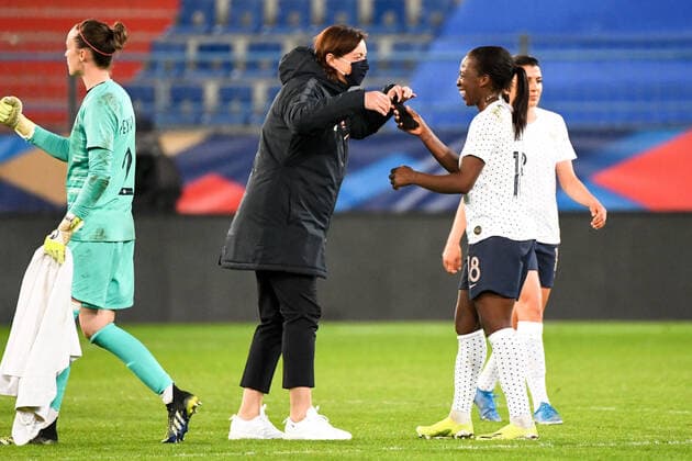 Fußball, Damen Länderspiel, Frankreich - England JOIE - FAIR PLAY - 18 VIVIANE ASSEYI (FRA) - CORINNE DIACRE (SELECTIONNEUSE FRANCE FEMININE) FOOTBALL FEMININ : France vs Angleterre - Match Amical - 09 04 2021 AnthonyBIBARD FEP Panoramic 