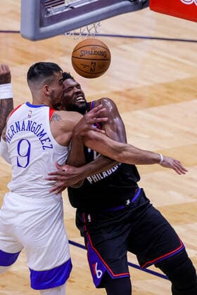 NEW ORLEANS, LA - APR 09: New Orleans Pelicans center Willy Hernangomez (9) fouls Philadelphia 76ers center Joel Embiid (21) during a NBA, Basketball Herren, USA game between the New Orleans Pelicans and the Philadelphia 76ers at Smoothie King Center in New Orleans, LA on Apr 09, 2021. (Photo by Stephen Lew Icon Sportswire) NBA: APR 09 76ers at Pelicans Icon21040911767176