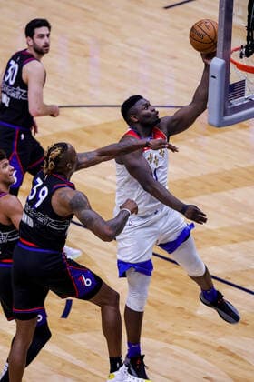 NEW ORLEANS, LA - APR 09: New Orleans Pelicans forward Zion Williamson (1) drives to the basket against Philadelphia 76ers center Dwight Howard (39) during a NBA, Basketball Herren, USA game between the New Orleans Pelicans and the Philadelphia 76ers at Smoothie King Center in New Orleans, LA on Apr 09, 2021. (Photo by Stephen Lew Icon Sportswire) NBA: APR 09 76ers at Pelicans Icon21040911983676