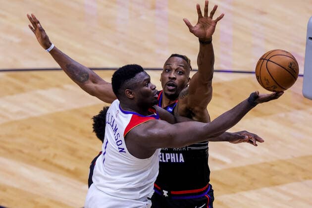 NEW ORLEANS, LA - APR 09: New Orleans Pelicans forward Zion Williamson (1) drives to the basket against Philadelphia 76ers center Dwight Howard (39) during a NBA, Basketball Herren, USA game between the New Orleans Pelicans and the Philadelphia 76ers at Smoothie King Center in New Orleans, LA on Apr 09, 2021. (Photo by Stephen Lew Icon Sportswire) NBA: APR 09 76ers at Pelicans Icon21040911983876