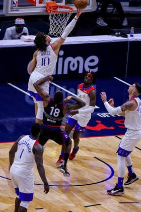 NEW ORLEANS, LA - APR 09: Philadelphia 76ers guard Shake Milton (18) has a jump shot blocked by New Orleans Pelicans center Jaxson Hayes (10) during a NBA, Basketball Herren, USA game between the New Orleans Pelicans and the Philadelphia 76ers at Smoothie King Center in New Orleans, LA on Apr 09, 2021. (Photo by Stephen Lew Icon Sportswire) NBA: APR 09 76ers at Pelicans Icon21040911984076