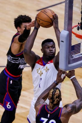 NEW ORLEANS, LA - APR 09: New Orleans Pelicans forward Zion Williamson (1) drives to the basket against Philadelphia 76ers center Dwight Howard (39) during a NBA, Basketball Herren, USA game between the New Orleans Pelicans and the Philadelphia 76ers at Smoothie King Center in New Orleans, LA on Apr 09, 2021. (Photo by Stephen Lew Icon Sportswire) NBA: APR 09 76ers at Pelicans Icon21040911984276