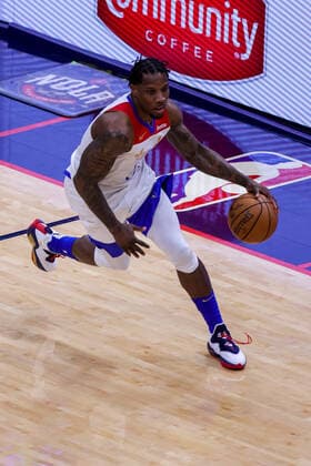 NEW ORLEANS, LA - APR 09: New Orleans Pelicans guard Eric Bledsoe (5) dribbles against Philadelphia 76ers during a NBA, Basketball Herren, USA game between the New Orleans Pelicans and the Philadelphia 76ers at Smoothie King Center in New Orleans, LA on Apr 09, 2021. (Photo by Stephen Lew Icon Sportswire) NBA: APR 09 76ers at Pelicans Icon21040912048376