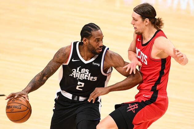 LOS ANGELES, CA - APRIL 09: Los Angeles Clippers Forward Kawhi Leonard (2) defended closely by Houston Rockets Forward Kelly Olynyk (41) during a NBA, Basketball Herren, USA game between the Houston Rockets and the Los Angeles Clippers on April 9, 2021 at STAPLES Center in Los Angeles, CA. (Photo by Brian Rothmuller Icon Sportswire) NBA: APR 09 Rockets at Clippers Icon210409016