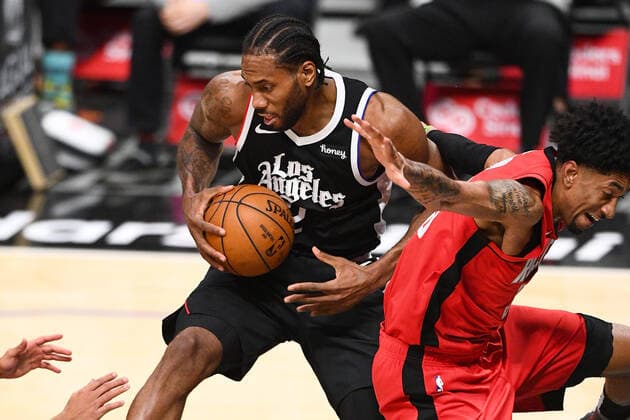LOS ANGELES, CA - APRIL 09: Los Angeles Clippers Forward Kawhi Leonard (2) grabs a rebound in front of Houston Rockets Center Christian Wood (35) during a NBA, Basketball Herren, USA game between the Houston Rockets and the Los Angeles Clippers on April 9, 2021 at STAPLES Center in Los Angeles, CA. (Photo by Brian Rothmuller Icon Sportswire) NBA: APR 09 Rockets at Clippers Icon210409019