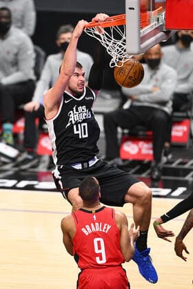 LOS ANGELES, CA - APRIL 09: Los Angeles Clippers Center Ivica Zubac (40) dunks the ball during a NBA, Basketball Herren, USA game between the Houston Rockets and the Los Angeles Clippers on April 9, 2021 at STAPLES Center in Los Angeles, CA. (Photo by Brian Rothmuller Icon Sportswire) NBA: APR 09 Rockets at Clippers Icon210409020
