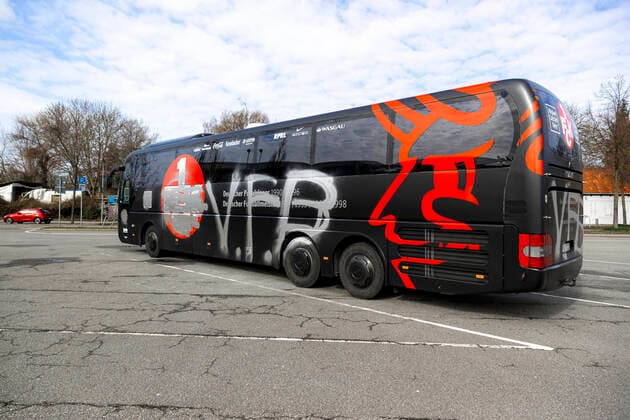 Bilder des Jahres 2021, Sport 04 April Sport Themen der Woche KW14 Der Mannschaftsbus des 1. FC Kaiserslautern steht beschmiert gesprayt auf dem Parkplatz der Lübecker MuK. VfB Luebeck vs. 1. FC Kaiserslautern, Fussball, 3. Liga, 10.04.21 Luebeck Schleswig-Holstein Germany *** The team bus of 1 FC Kaiserslautern is sprayed with graffiti on the parking lot of the Lübeck MuK VfB Luebeck vs 1 FC Kaiserslautern, Football, 3 Liga, 10 04 21 Luebeck Schleswig Holstein Germany Copyright: xAgentur54Gradx xFelixxKoenigx