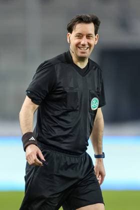 Halle, Deutschland, 09.04.2021: Schiedsrichter Manuel Graefe laechelt, bei dem Spiel der 3. Bundesliga zwischen Hallescher FC und KFC Uerdingen im Erdgas Sportpark am 09. April 2021 in Halle. ( Halle Erdgas Sportpark Sachsen-Anhalt Deutschland Copyright: xStefanxBrauerx