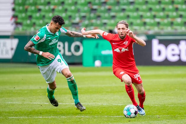 10.04.2021, xkvx, Fussball 1.Bundesliga, SV Werder Bremen - RB Leipzig emspor, v.l. Davie Selke (SV Werder Bremen), Kevin Kampl (RB Leipzig) (DFL DFB REGULATIONS PROHIBIT ANY USE OF PHOTOGRAPHS as IMAGE SEQUENCES and or QUASI-VIDEO) Bremen