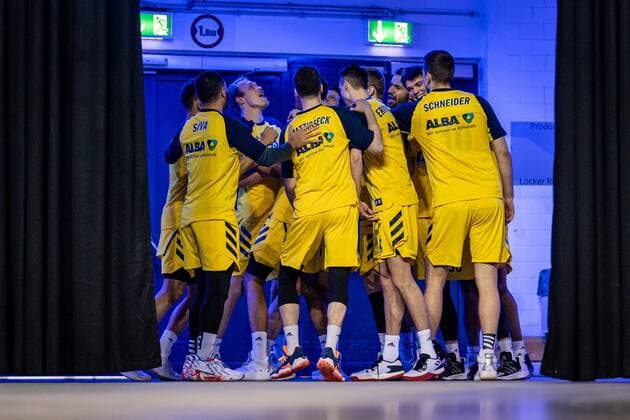 Basketball Berlin 10.04.2021 1. Bundesliga easyCredit-BBL BBL Saison 2020 2021 Alba Berlin - Hamburg Towers Huddle Team Alba vor dem Spiel