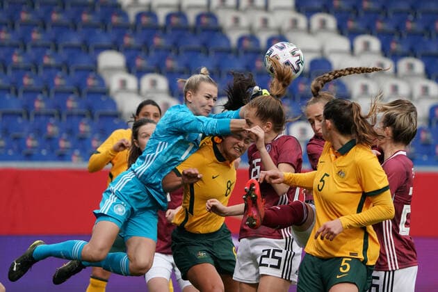 Torfrau Merle Frohms (Deutschland, Germany), Sjoeke Nüsken (Deutschland, Germany) klaeren mit vereinten Kraeften - 10.04.2021 Wiesbaden: Deutschland vs. Australien, BRITA Arena, Frauen, Freundschaftsspiel