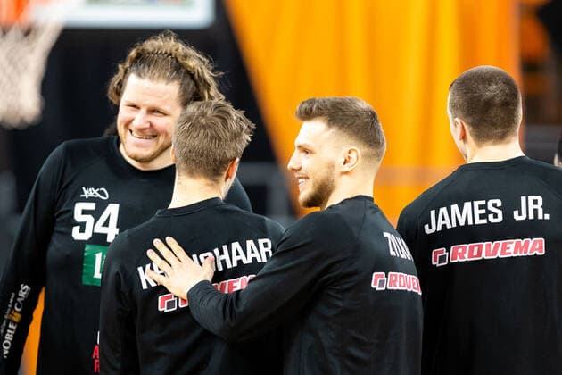 Jobstairs Giessen 46ers, gute Laune vor dem Spiel GER, Ratiopharm Ulm vs. JobStairs Giessen 46ers, easycredit 1.Bundesliga Basketball, 27.Spieltag, Saison 2020 21, 10.04.2021 Ratiopharm Ulm vs. JobStairs Giessen 46ers, 1.Basketball Bundesliga Neu-Ulm Copyright: xEibner-Pressefoto RogerxBuerkex EP_EER