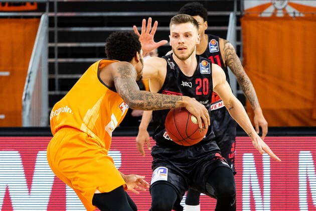 Ferdinand Zylka (JobStairs Giessen 46ers 20) gegen Trey Landers (Ratiopharm Ulm 03) GER, Ratiopharm Ulm vs. JobStairs Giessen 46ers, easycredit 1.Bundesliga Basketball, 27.Spieltag, Saison 2020 21, 10.04.2021 Ratiopharm Ulm vs. JobStairs Giessen 46ers, 1.Basketball Bundesliga Neu-Ulm Copyright: xEibner-Pressefoto RogerxBuerkex EP_EER