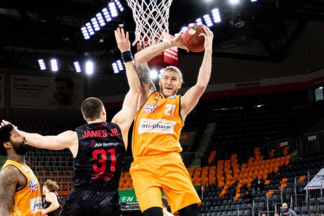 Dylan Osetkowski (Ratiopharm Ulm 21) im Zweikampf gegen Scottie James Jr (JobStairs Giessen 46ers 31) GER, Ratiopharm Ulm vs. JobStairs Giessen 46ers, easycredit 1.Bundesliga Basketball, 27.Spieltag, Saison 2020 21, 10.04.2021 Ratiopharm Ulm vs. JobStairs Giessen 46ers, 1.Basketball Bundesliga Neu-Ulm Copyright: xEibner-Pressefoto RogerxBuerkex EP_EER