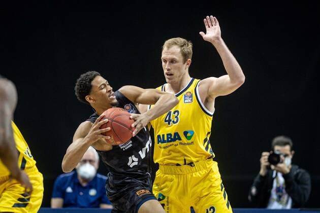 Basketball Berlin 10.04.2021 1. Bundesliga easyCredit-BBL BBL Saison 2020 2021 Alba Berlin - Hamburg Towers Luke Sikma (Alba Berlin, No.43) Kameron Taylor (Hamburg, No.07)