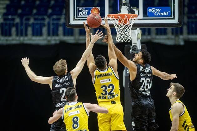 Basketball Berlin 10.04.2021 1. Bundesliga easyCredit-BBL BBL Saison 2020 2021 Alba Berlin - Hamburg Towers Johannes Thiemann (Alba Berlin, No.32) Marvin Ogunsipe (Hamburg, No.26) Jordan Swing (Hamburg, No.00)