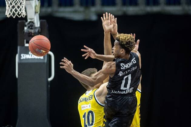 Basketball Berlin 10.04.2021 1. Bundesliga easyCredit-BBL BBL Saison 2020 2021 Alba Berlin - Hamburg Towers T.J. Shorts (Hamburg, No.00) Tim Schneider (Alba Berlin, No.10)